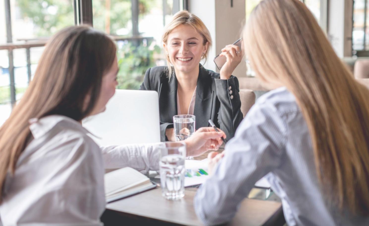 Coach travaillant sur la communication non verbale avec un client